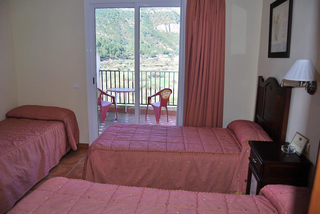La Piedra Del Mediodia Hotel Cirat Room photo