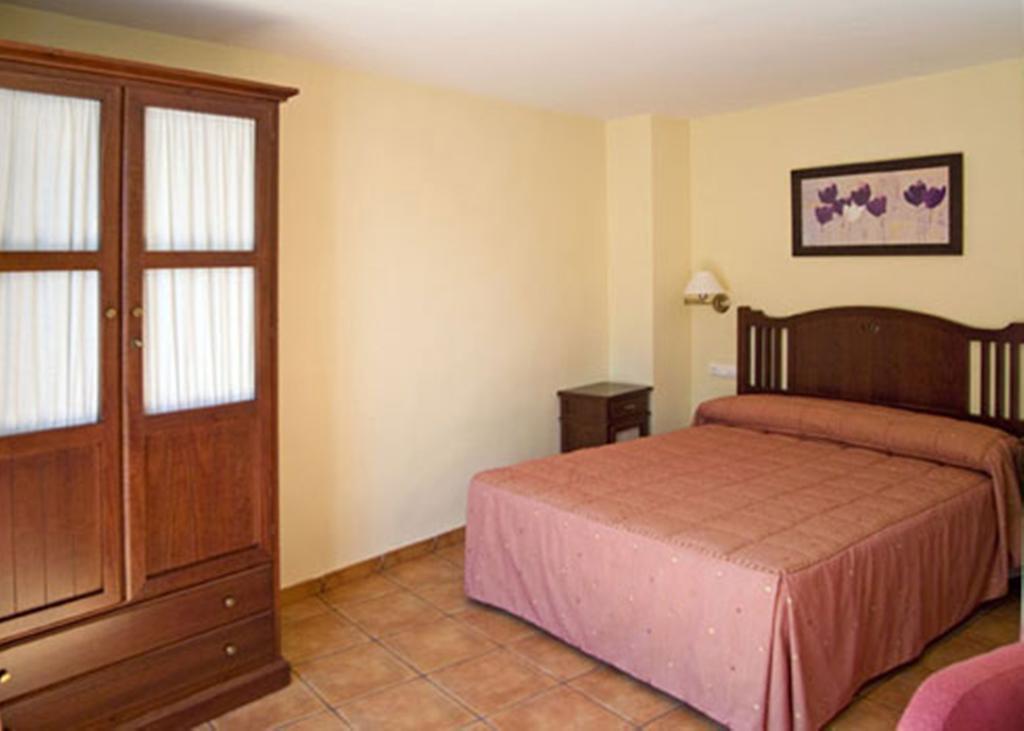 La Piedra Del Mediodia Hotel Cirat Room photo